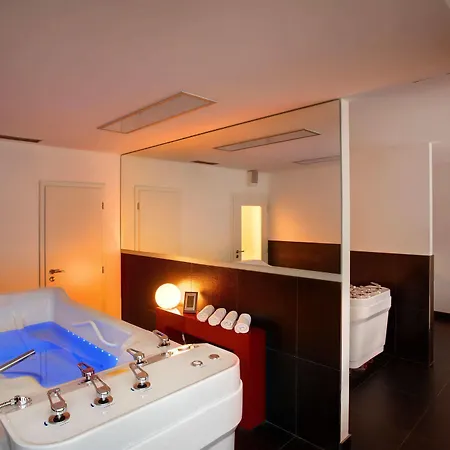 מלון Wellness Paradise 4*